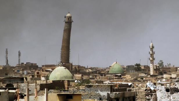 Der berühmte schiefe Turm der Al-Nuri-Moschee vor ihrer Zerstörung