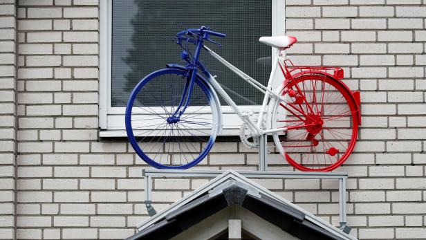 Ein Fahrrad in den französischen Nationalfarben in Düsseldorf, wo die 104. Tour de France starten wird.
