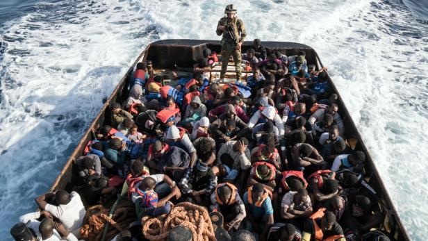 Ein Boot der libyschen Küstenwache, das Migranten ans Festland bringt.