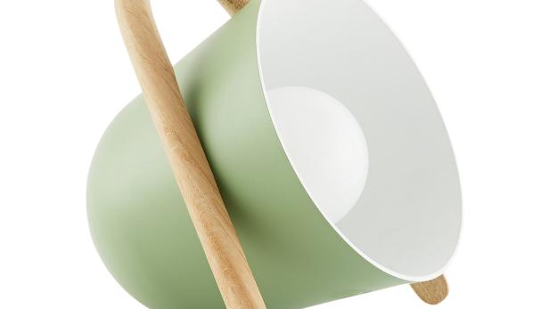 Tischleuchte „Elmetta“ vom Mailänder Design-Label Incipit Lab: Der Schirm besteht aus Aluminium, das gebogene Gestell aus Eichenholz (H: 25 cm). Um € 220,– online zu bestellen über