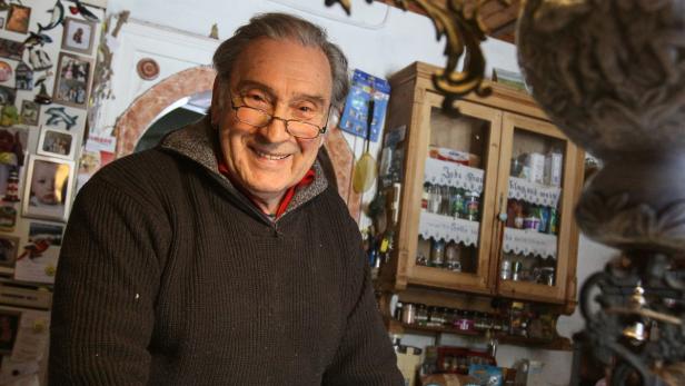 Zu Besuch bei Schauspieler Ernst Walder, der mit einer Reihe von Oscar-Preisträgern gemeinsam vor der Kamera stand und heute zurückgezogen in Pernitz lebt. Mit dabei: Uwe Mauch und Nachbar Karl Rupsch mit seiner Frau.