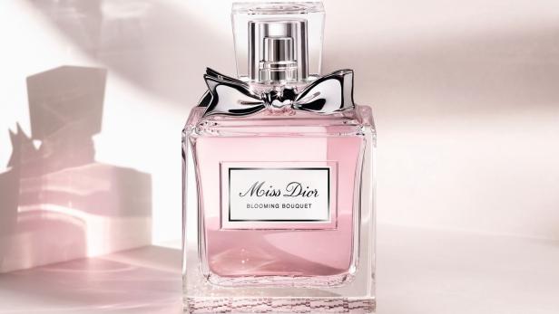 Blooming Bouquet von Miss Dior ist eine Hommage an Christian Diors Leidenschaft für Blumen. Pfingst- und Damaszener Rose treffen auf Mandarine und samtigen Moschus. Eau de Toilette um ca. 80 €.