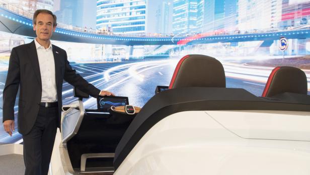 Volkmar Denner, Bosch-CEO, mit irgendeinem Konzeptauto