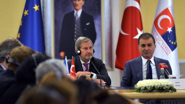 Johannes Hahn (L) und der türkische Minister für Europafragen Omer Celik (R)