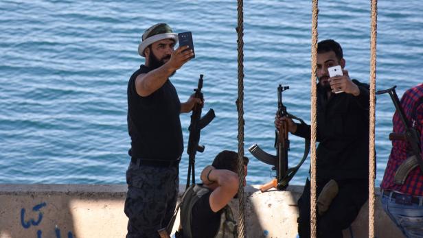 Pro-Assad Einheiten machen Selfies an einem Stausee