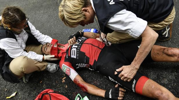 Richie Porte wurde am Unfallort behandelt, es folgte die Reise ins Krankenhaus.