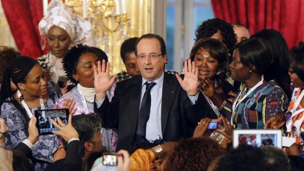 France&#039;s President Francois Hollande (C) poses with Francophone women from the Global Forum following a meeting on March 20, 2013, at the Elysee Palace in Paris. The Global Forum for Francophone women gathered 400 women from 77 countries. REUTERS/Pierre Verdy/Pool (FRANCE - Tags: POLITICS)