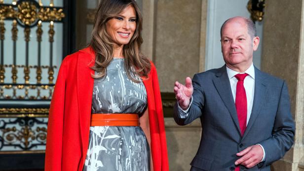 Melania hat für ihre Auslandsreise mit Donald Trump einige Outfits eingepackt. Nachdem sie sich Anfang vergangener Woche bereits in luxuriösen Looks in Polen zeigte, ging die Modenschau der 47-Jährigen am Wochenende in Hamburg weiter.