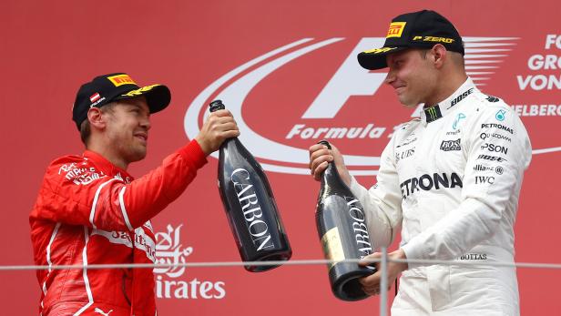 Versöhnliches Ende: Vettel und Bottas stoßen mit Champagner an.