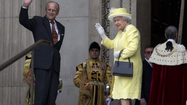 Elizabeth II. und Prinz Philip vor der St Paul&#039;s Cathedral