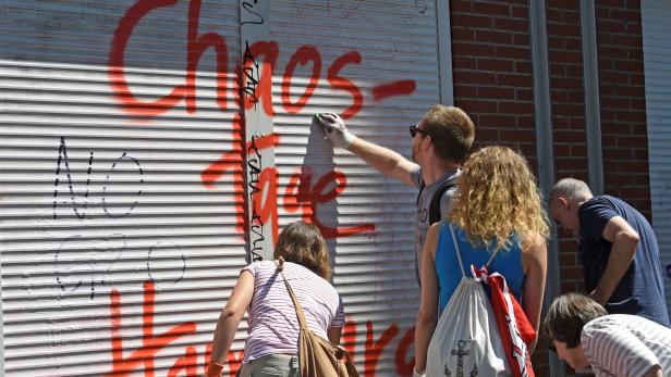 Viele Freiwillige putzen die verwüsteten Viertel in Hamburg nach den Chaos-Tagen