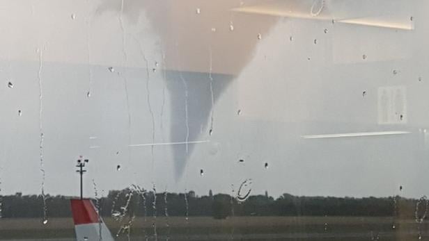 "Tornado" beim Flughafen Wien Schwechat gesichtet