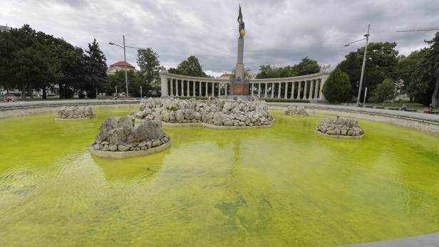 Grünes Wasser im Hochstrahlbrunnen: 5000 Euro Schaden