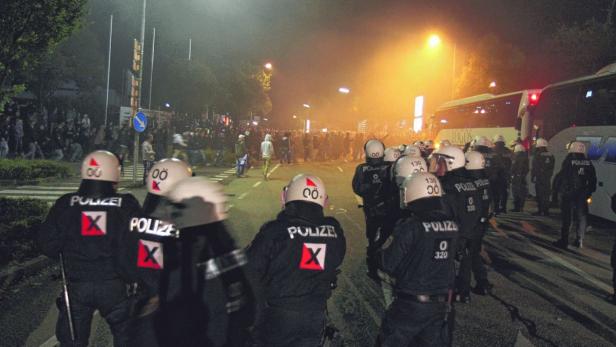 Völlig eskaliert ist die Lage nach dem Cup-Schlager Austria Salzburg gegen Sturm Graz: Die Polizei setzte Pfefferspray ein.