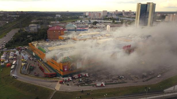 Rauch steigt auf vom Einkaufszentrum in Moskau.