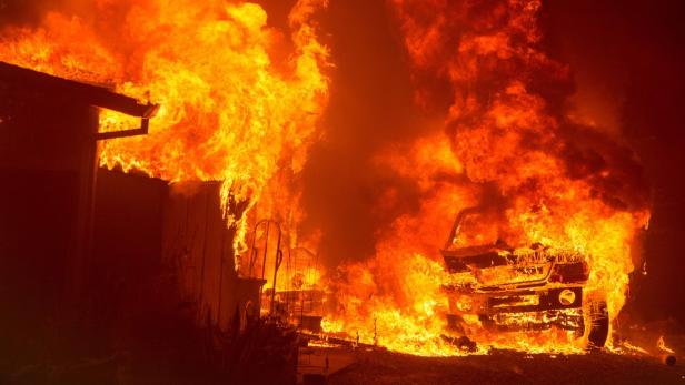 Schwere Brände in Kalifornien zerstören Häuser und Autos.