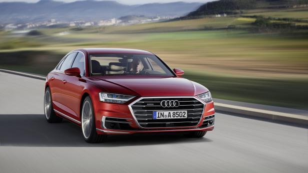 Ein roter Audi A8 fährt auf einer Landstraße.
