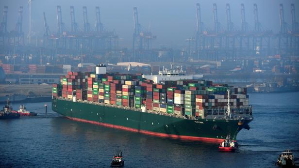 Ein Containerschiff erreicht den Hamburger Hafen.