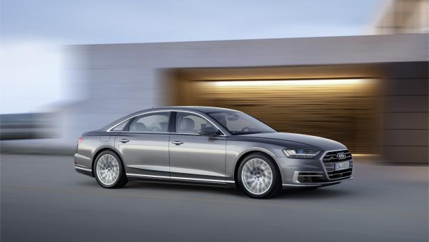 Ein silberner Audi A8 fährt auf einer Straße entlang.