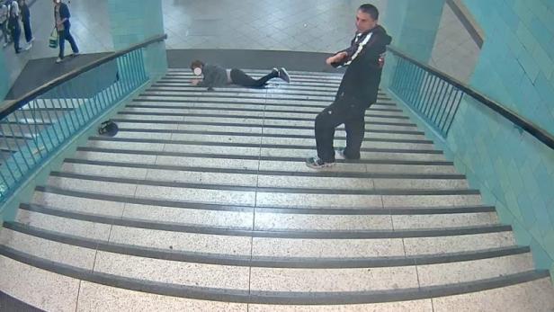 Berlin: Wieder Person die U-Bahn-Treppe hinuntergestoßen