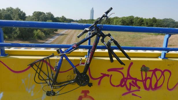 Wiener Fahrrad-Skelett: Hängt ab an einer Donaubrücke