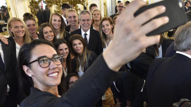 Österreichs Fußball-Spielerinnen und Politiker auf einem Gruppenfoto