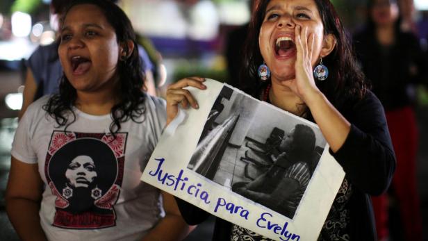 Zwei Frauen demonstrieren und fordern „Justicia para Evelyn“.