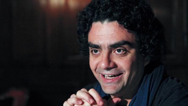 epa03062898 Mexican tenor Rolando Villazon smiles during an interview in Madrid, Spain, 16 January 2012. Villazon will give a private charity concert in Madrid on 17 January to raise funds for the Spanish Fundacion Sindrome de Down (Down Syndrome Foundation). EPA/MONDELO