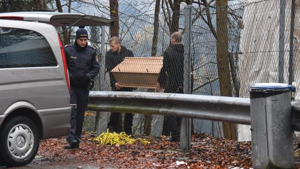 Ein Lkw-Lenker hatte die Leiche neben einem Parkplatz an der Eibergstraße entdeckt.