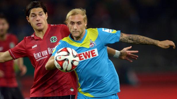 Zwei Fußballspieler kämpfen um den Ball.