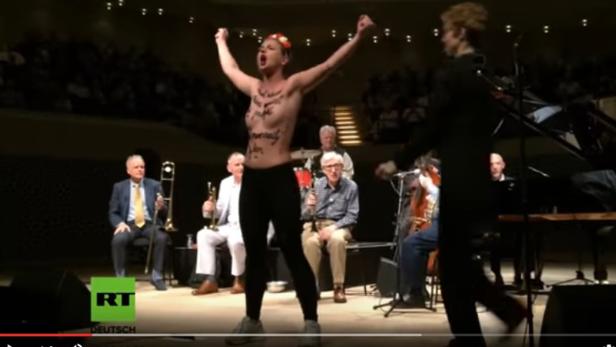 Elbphilharmonie: Nackte stürmen Woody-Allen-Konzert