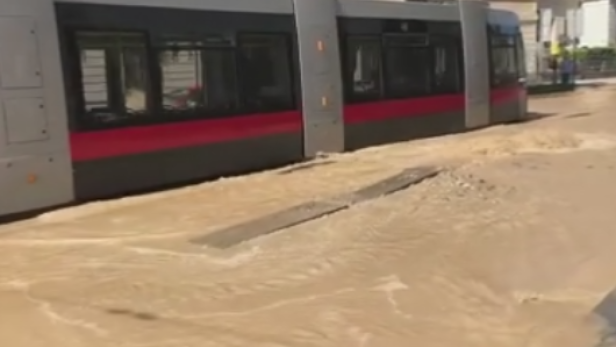 Wasserrohrbruch in Penzing: Linzer Straße überschwemmt