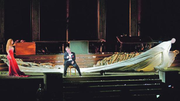 Brigitte Hobmeier als Buhlschaft, Cornelius Obonya als Jedermann und Peter Lohmeyer als Tod machten die heurige „Jedermann“-Premiere auch im Großen Festspielhaus zu einem Ereignis