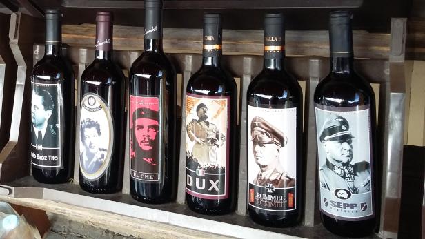 Der „Duce“ (m.), Che, Tito und Nazis auf Weinflaschen am Brenner