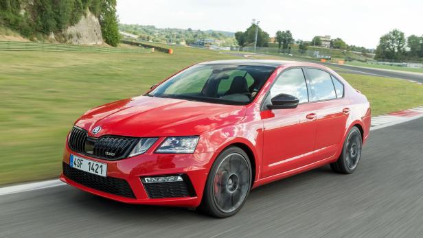 Ein roter Škoda Octavia auf einer Rennstrecke.