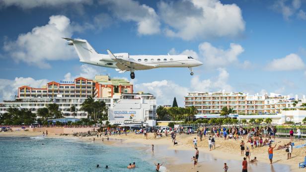 Ein Flugzeug landet am Strand von Maho Beach auf St. Maarten.