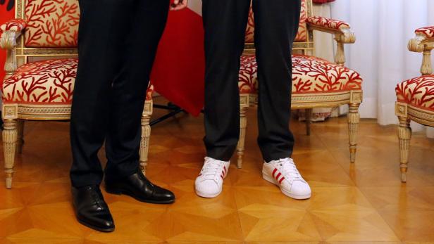 Die Beine von Emmanuel Macron (links) und Edi Rama (rechts).