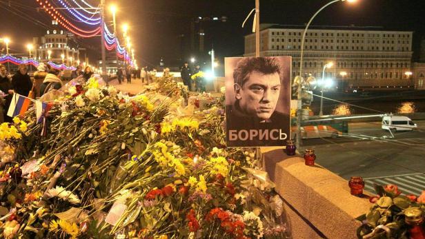 Blumen und Kerzen zum Gedenken an Boris Nemzow.