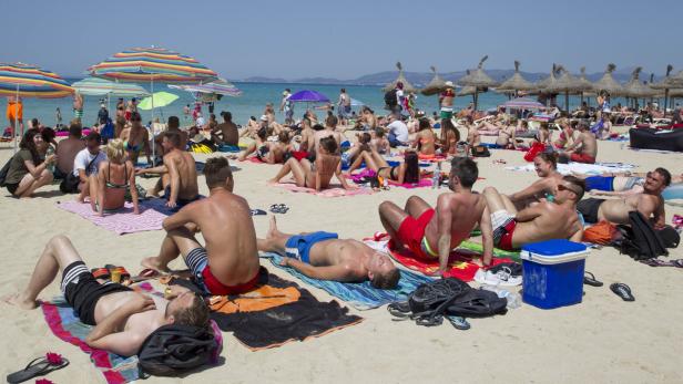 Touristen am Strand von Palma de Mallorca.