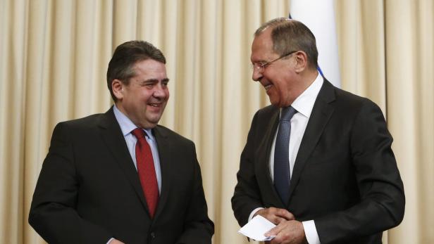 Sigmar Gabriel und Sergei Lawrow stehen lächelnd zusammen.