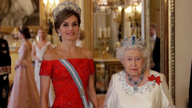Bei ihrem Treffen mit den britischen Royals in London wurden der spanische König Felipe VI und seine Frau Letizia von Queen Elizabeth II am Mittwoch mit einer pompösen Zeremonie in Empfang genommen.