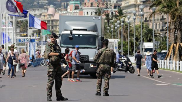 Militärpatroullie - ein Jahr nach dem Attentat in Nizza.