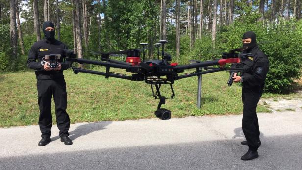 Die Polizei nutzt selbst die moderne Technik der Drohnen