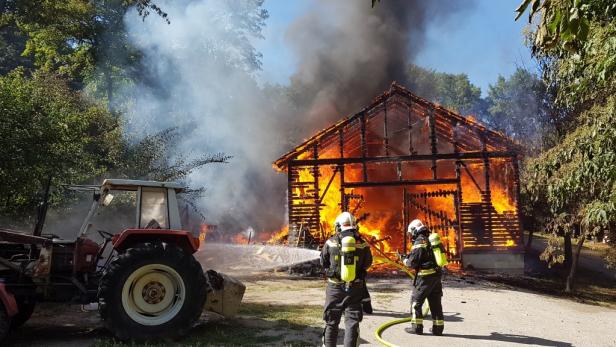 Strohlager-Hütte am Cobenzl in Brand: Großeinsatz