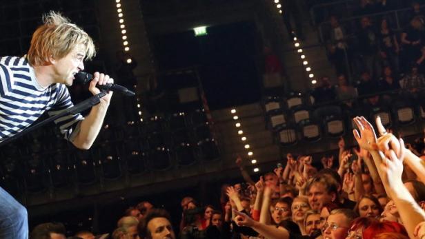 epa03469793 Singer Campino (L) of German band &quot;Die Toten Hosen&quot; performs during a concert in the Arena in Leipzig, Germany, 13 November 2012. EPA/JAN WOITAS