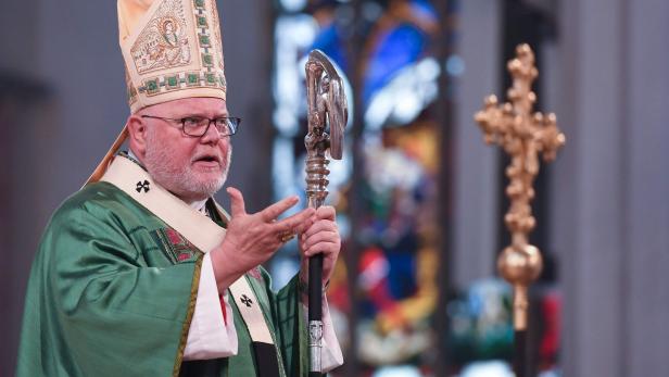 Ein Bischof mit Mitra und Stab hält eine Rede.