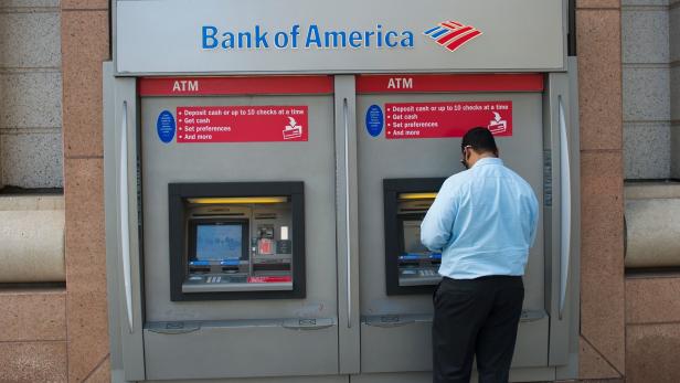 Ein Mann benutzt einen Geldautomaten.
