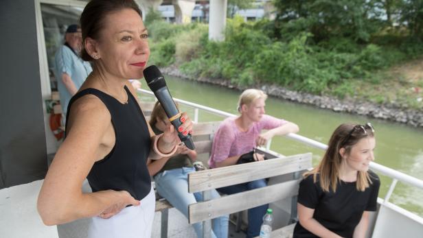 Architektin Marion Kuzmany erklärt die Gebäude entlang des Donaukanals