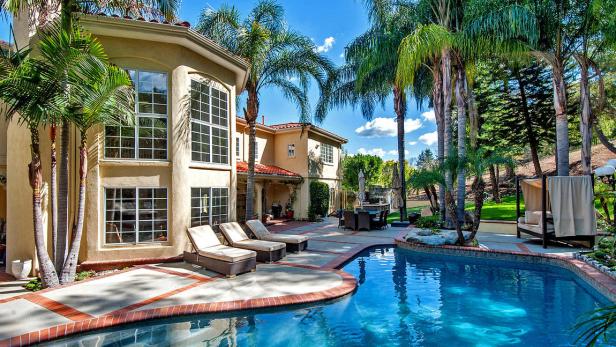 Für 1,9 Millionen Dollar hat David Hasselhoff dieses schmucke Haus in einer gesicherten Community in Calabasas nahe Los Angeles erstanden - nach nur zwei Jahren verkauft der "Baywatch"-Star die Villa wieder.