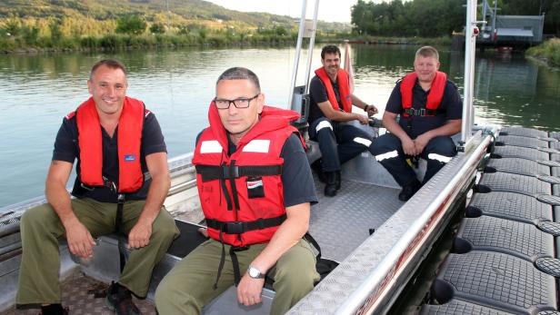 Vier Mitglieder der Feuerwehr Theiß retteten einen Angler